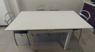 MESA Y SILLAS DE COCINA.