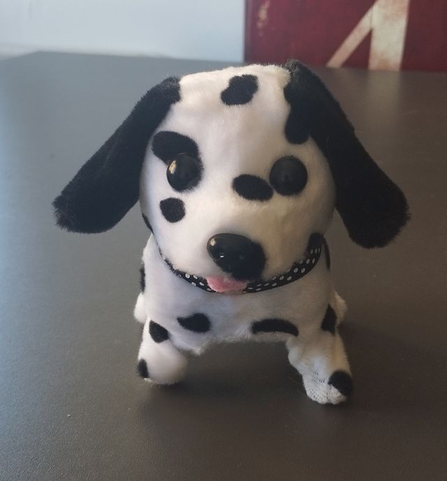 Perro de peluche que anda.