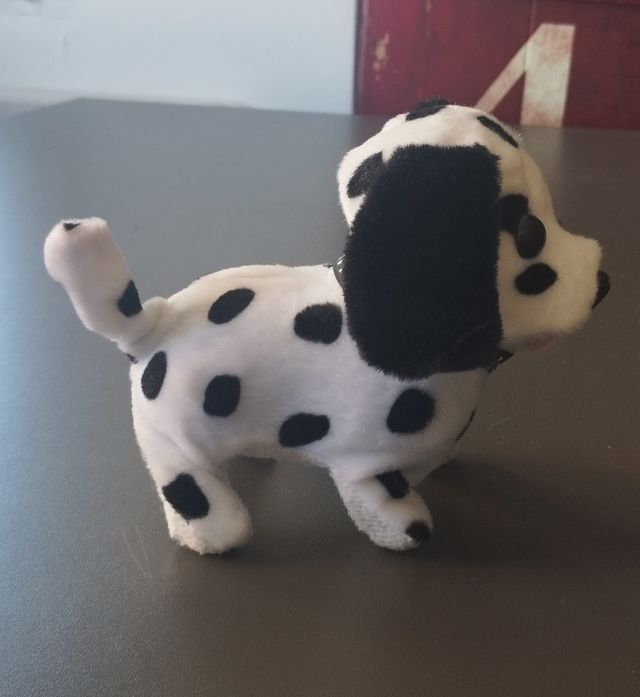 Perro de peluche que anda.