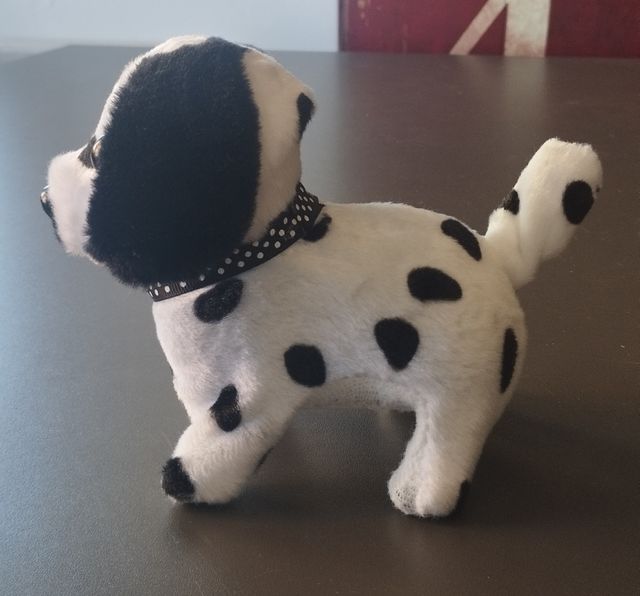 Perro de peluche que anda.