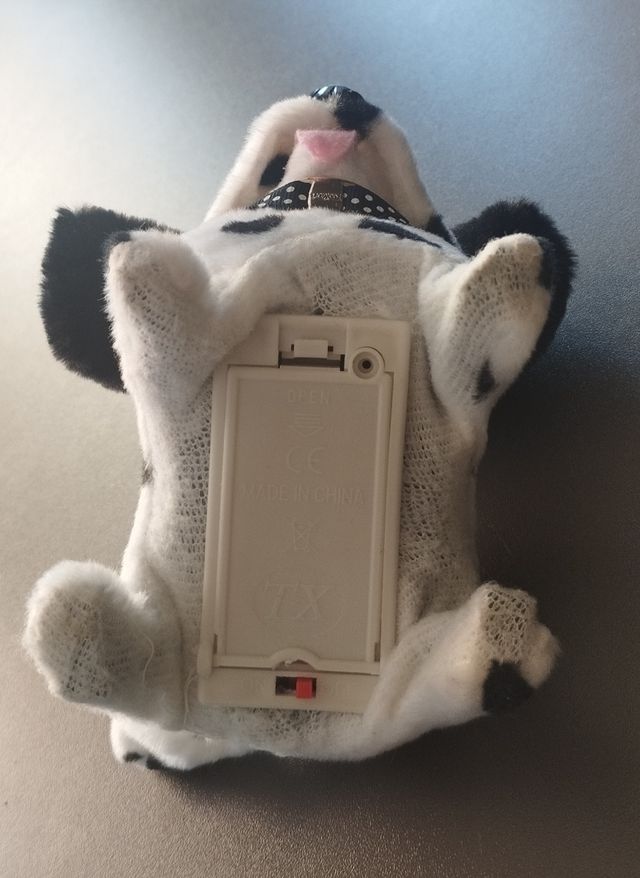 Perro de peluche que anda.