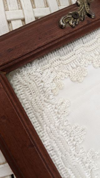 Vassoio in legno vintage ricamo vetro