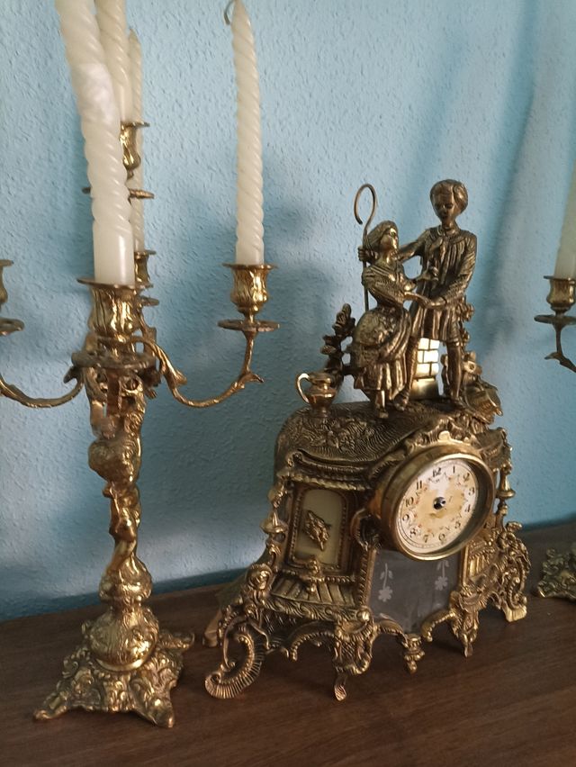 Reloj y candelabros cobre