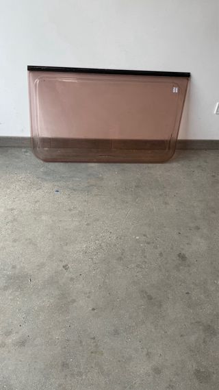 Ventana con forma abatible caravana