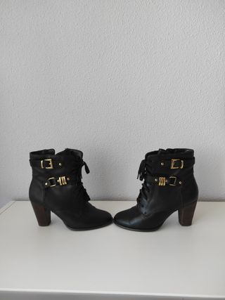 Botines negros 37 con detalles dorados 
Sin marca
