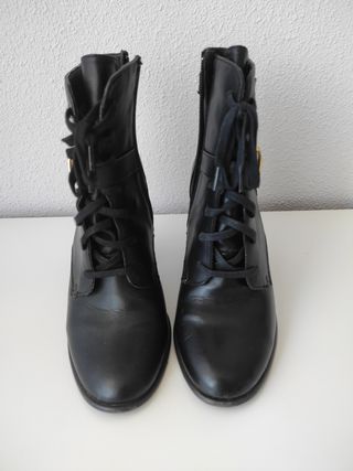 Botines negros 37 con detalles dorados 
Sin marca
