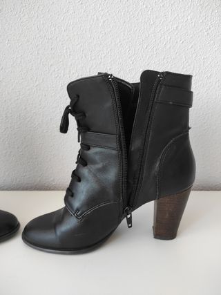 Botines negros 37 con detalles dorados 
Sin marca
