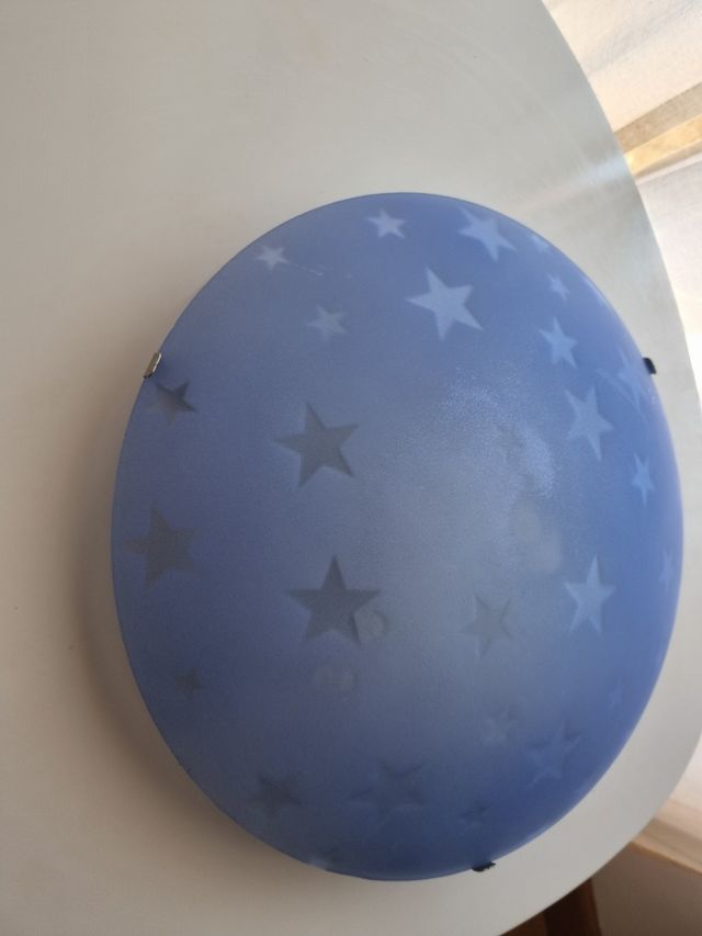 Lámpara de techo azul con estrellas