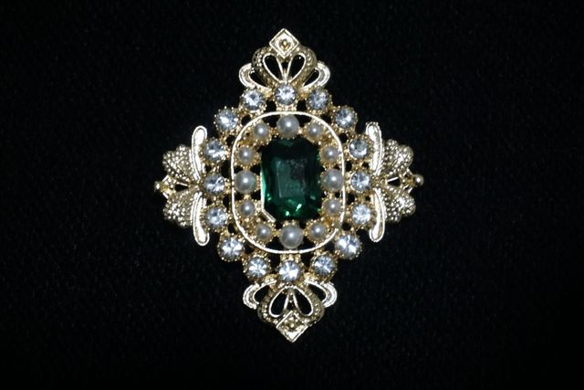 Broche de pedrería con esmeralda