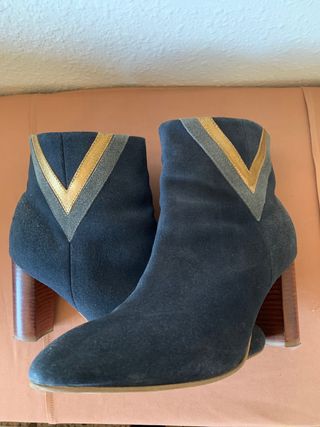 Botines ante azul