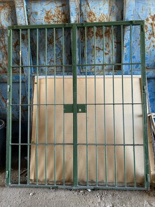 Reja de puerta maciza