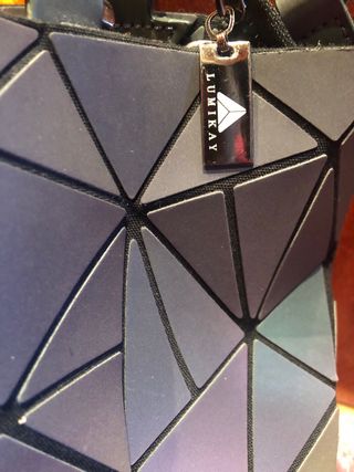 Bolso geometrico holografico