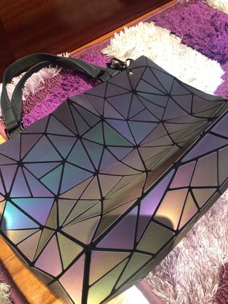 Bolso geometrico holografico