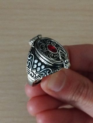 Anillo labrado cápsula o de veneno