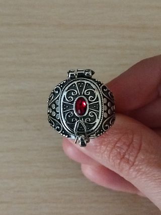 Anillo labrado cápsula o de veneno