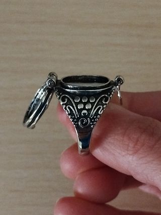 Anillo labrado cápsula o de veneno