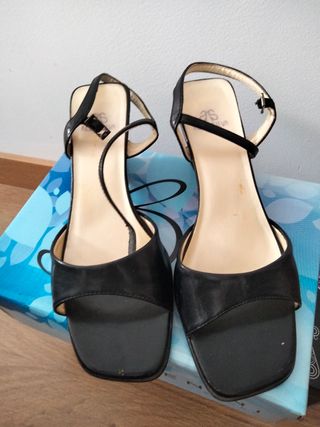Sandalias de tacón bajo