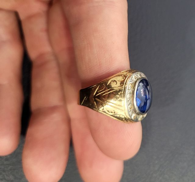 Anillo de Oro 4,75 gr con piedra azul.