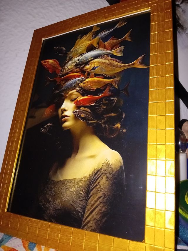 Quadro dorato donna con pesce