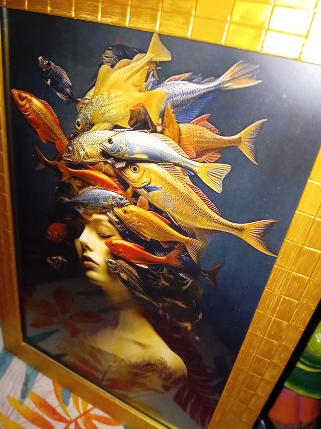 Quadro dorato donna con pesce