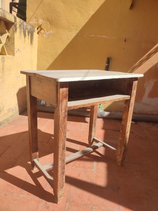 Mesa escolar antigua