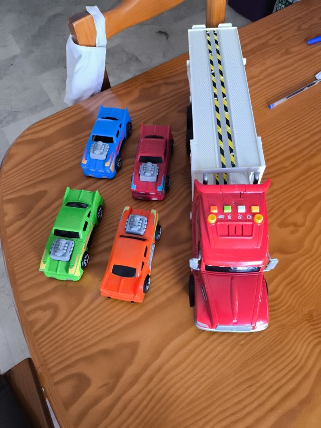 Camión remolque y 4 coches con luces y sonido