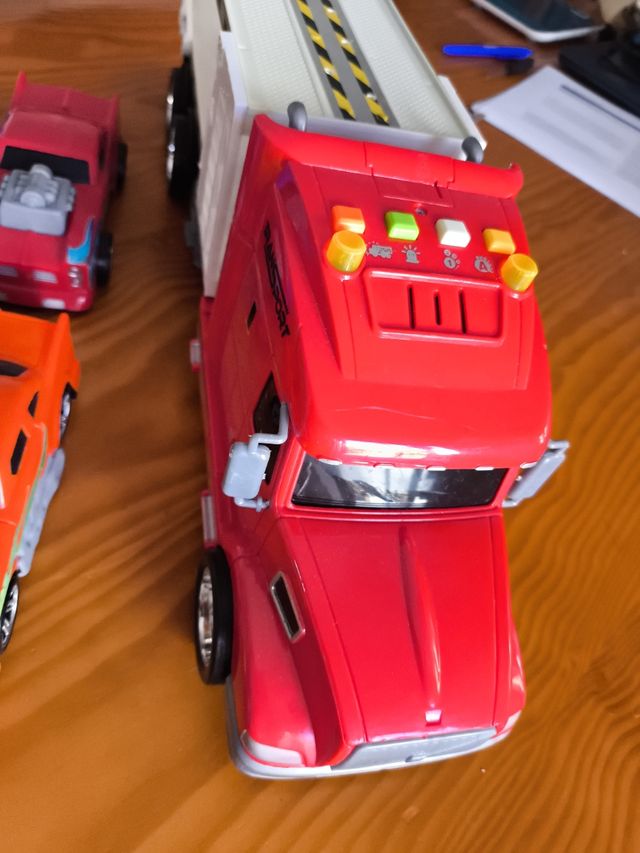 Camión remolque y 4 coches con luces y sonido