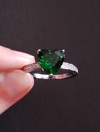Conjunto de anillo y pendientes verde esmeralda 