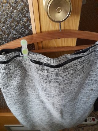 Falda color gris con ribete de piel.