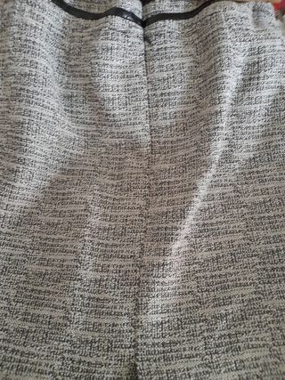 Falda color gris con ribete de piel.