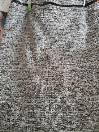 Falda color gris con ribete de piel.