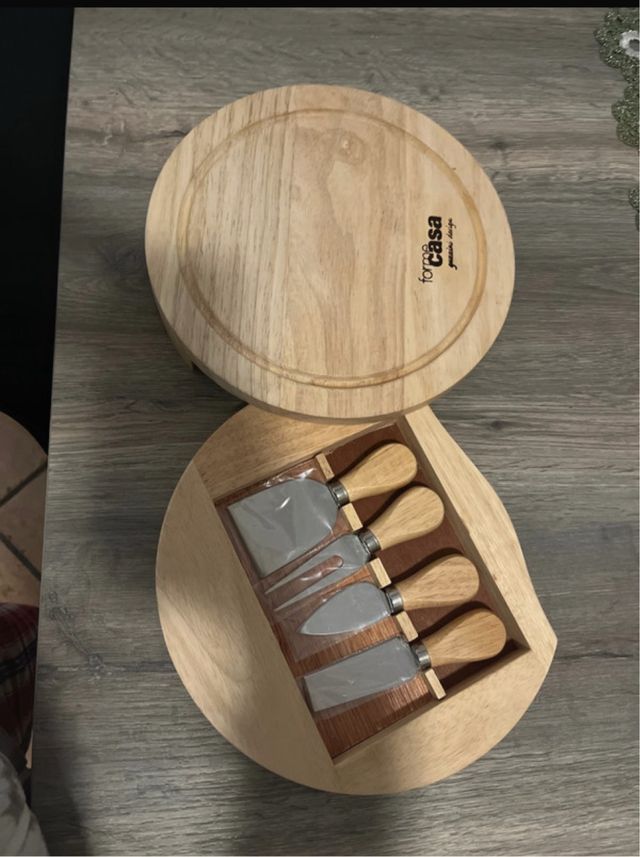 Set quattro coltelli per formaggio con tagliere