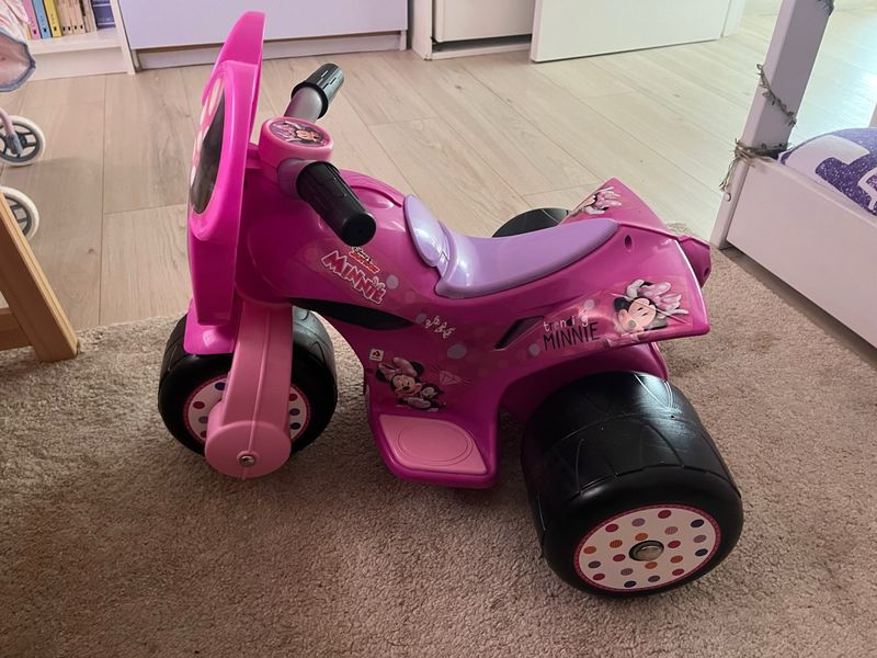 INJUSA Moto Eléctrica Infantil Samurai Minnie Mouse - 6V Batería Para Niños De 1 A 3 Años, 3 Ruedas Anchas, Freno Eléctrico, 3 Km/h, Rosa Vehículo Eléctrico Niños 1-3 Años