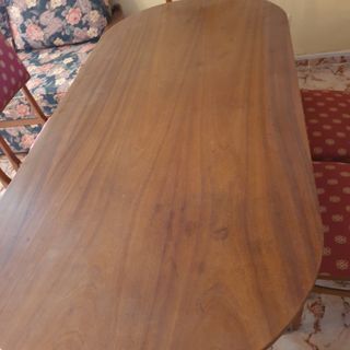 Antigua mesa de madera y sillas