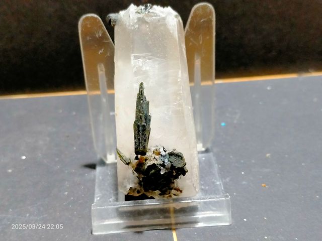 EPIDOTO MINERALE SU QUARZO, PAMPA BLANCA, PERÙ