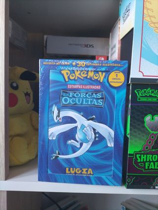 Libro ilustración y Carta Pokémon TCG