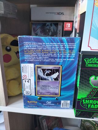 Libro ilustración y Carta Pokémon TCG