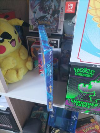 Libro ilustración y Carta Pokémon TCG