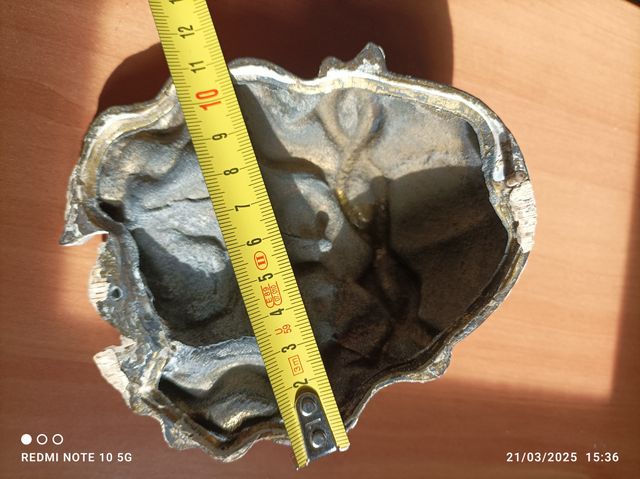 Cara de Jesús fundida de metal antiguo