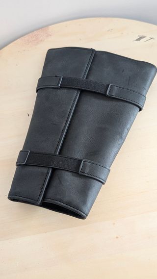 Assassins Creed brazalete cuero original 