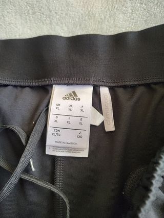 Pantalón corto Adidas talla XL, usado