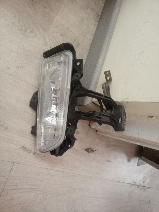 faro antiniebla delantero derecho Mazda 3 año 2009