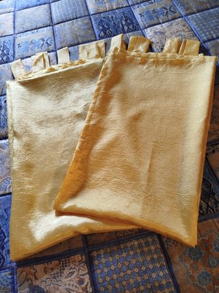 Due tende colore giallo oro