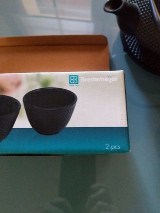 Tetera de hierro fundido y dos vasos