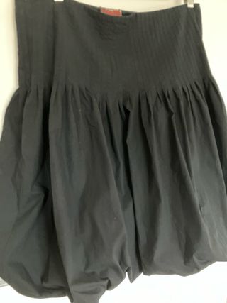 Falda negra abullonada Desigual