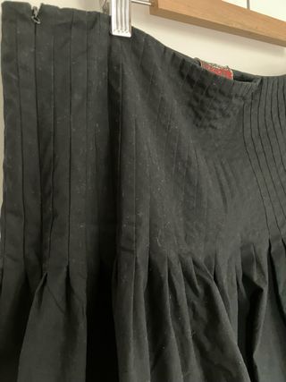 Falda negra abullonada Desigual