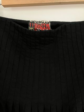 Falda negra abullonada Desigual