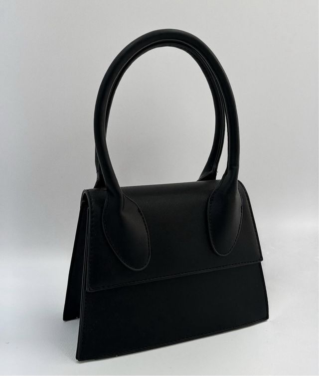 Bolso negro asa rigida