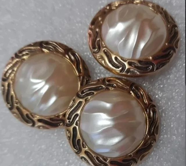 Lote 15 botones- 3 modelos