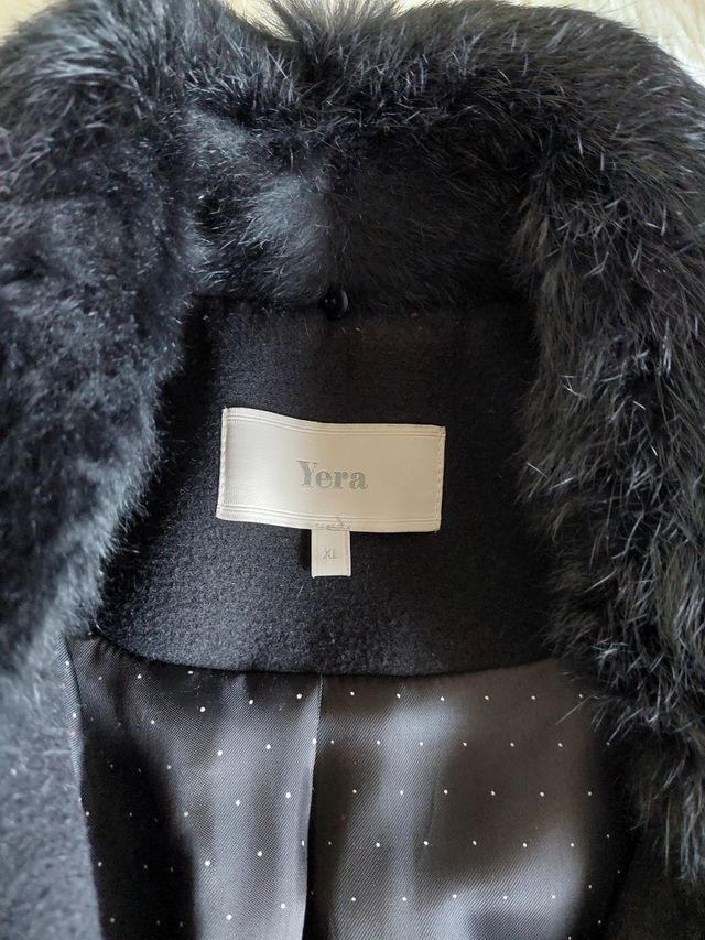 Abrigo negro, Yera  - Corte Inglés.